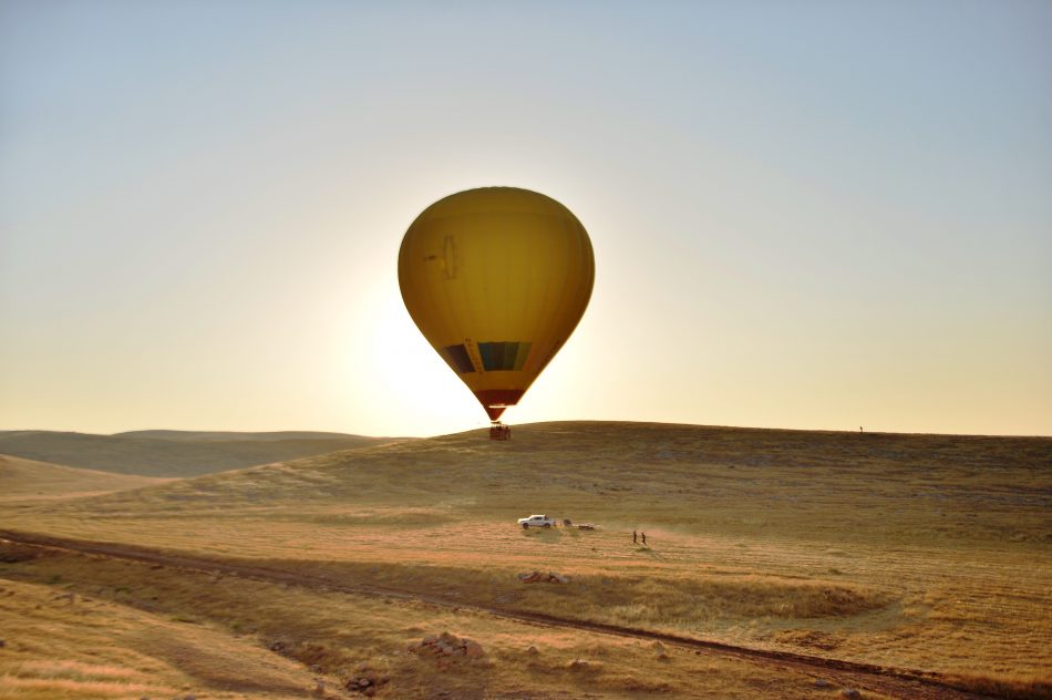 Dîmenên balkêş ên Mêrdînê di geşteke balonê de temaşeke