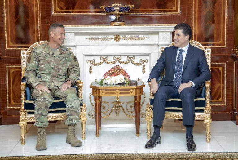Birêz Nêçîrvan Barzanî Serokê Herêma Kurdistanê tekez li ser hevkarî û hemahengiya di navbera Pêşmerge û artêşa Iraqê li navçeyên kêşe li ser û pêwîstiya beşdariya hêzên Amerîka li mekanîzma hevbeş ya di navbera Pêşmerge û artêşa Iraqê ya ji bo parastina asayîş û aramî û rûbirûbûna metirsiyên terorê kir. Her wiha xweşhaliya xwe bi rewşa erêniya peywendiya Herêma Kurdistan û Hikûmeta Federala Iraqê û guftûgoya çareserkirina kêşeyên di navbera her dû aliyan nîşan da. Li civîna ku îro sêşem 24/09/2019 li Hewlêrê birêveçû, birêz Nêçîrvan Barzanî Serokê Herêma Kurdistanê û Gregory Kreuder Berpirsê Nivîsîngeha Hemahengiya Asayîşa Amerîkî li Iraqê rewşa asayîşa navçeyên kêşe li ser yên di navbera Herêma Kurdistan û Hikûmeta Federala Iraqê guftûgo kirin û bi taybetî tîşk xistin li ser rewşa parêzgeha Kerkûk û dewrubera wê û navçeya Şingal û Deşta Nînowa, her wiha tekez li ser parastina asayîş û aramiya li tevahiya Iraqê kirin. Birêz Serokê Herêma Kurdistanê pesn û pêzanînên Herêma Kurdistanê ya ji bo yarmetî û piştgîriya Amerîka li Herêma Kurdistanê ji bo têkşikandina Da’îşê dûpat kir û berdewamiya beşdariya Amerîkayê li proseya yekxistina Pêşmerge û çaksaziya li Wezareta Pêşmerge bi pêwîst zanî û spasî wan hevkarî û yarmetiyan kir ku heta niha li vî derbarî de pêşkêş kirine. Li civînê de ku birêz Konsolê Giştî yê Amerîka li Herêma Kurdistanê û şandekî serbazî jî têda beşdar bûn, birêz Berpirsê Nivîsîngeha Hemahengiya Asayîşa Amerîka li Iraqê jî pesnê rola Pêşmerge ya li şerê dijî terorê kir û berdewamiya piştgîriya Amerîka ji bo Pêşmerge û Herêma Kurdistanê nîşan da û tekez li ser rola Serokayetiya Herêma Kurdistanê û piştgîriya li hewlên Hikûmeta Herêma Kurdistanê ya ji bo yekxistina Pêşmerge û proseya çaksaziya li Wezareta Pêşmerge kir.