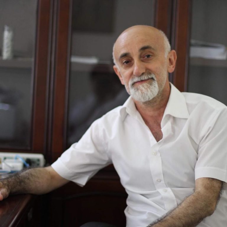 Piştî mirina Mistefa Hesn Gewre ev yek diyar bû ku navbûrî sernivîserê malpera Kurdistan Post bû, ev malpera han, malpereke nêzî PKK’ê ye, di vê malpera han de bi tenê rexne li PKK’ê û hêzên ser bi wê û hevalbendên wê ve nayê girtin, malpereke ku her hemû nivîsandinên têde dihên parvekirin, nivîsandinên dijî Hikûmeta Herêma Başûrê Kurdistanê ne. "Mistefa Hesen Gewre", endamê desteya rêveber ya Berey Gel û çalakvanê diyar yê xwepêşandanên Silêmaniyê û Awropa yê bi sedema vîrusa Kornayê canê xwe ji dest da. Paş 20 rojan maneve li bin çavdêrîya pizîşkî, "Mistefa Hesen Gewre", endamê desteya rêveber ya berey Gel û çalakvanê herî diyar yê başûrê welat, bi sedema vîrusa Koronayê li nexweşxaneyekê li welatê Danîmarkê wexera dawiyê kir. Pêgeha "Darka Mazî" li Bakurê Kurdistanê ku di qada hoşyar kirina Gel de li ser Kurdayetiyê tev digere, dilgiraniya xwe ji bo mirina vî çalakvanê diyar ê Başûrê welat radgihîne û sersaxiyê li malbata û kes û karên wî dike. "Mistefa Hesen Gewre", pêşmergeyê dêrîn û çalakvanê diyar yê Başûrê Kurdistanê bû, birêveberê malpera Kurdistan Post bû, ew di piranîya xwepêşandan û çalakiyên gelê me li dijî Hikûmeta Herêma Başûrê Kurdistanê li Silêmaniyê û Awropayê beşdar dibû û di nava amadekaran de ciyê xwe digirt. Li vê derbarê de, Tevgera Azadî ya Kurdistanê û PJAKê bi daxuyaniyên cuda sersaxî ji bo malbata Mistefa Hesen Gewre şandine û têde xemgînîya xwe bi ji destdana wî eşkere kirine. Di wan daxuyaniyan de, PJAKê û Tevgera Azadî Mistefa Hesen Gewre bi mezine welatparêz û kesek aza û azadîxwaz bi nav kirîye, jiberku herdem li dijî Hikûmeta Başûrê Kurdistanê tev geriyay ye, ev jî dihête wê watayê ku welatparêzî di nerîna PKK’ê û PJAK’ê de, tevgeriyane li dijî Başûrê Kurdistanê û Hikûmeta wê.