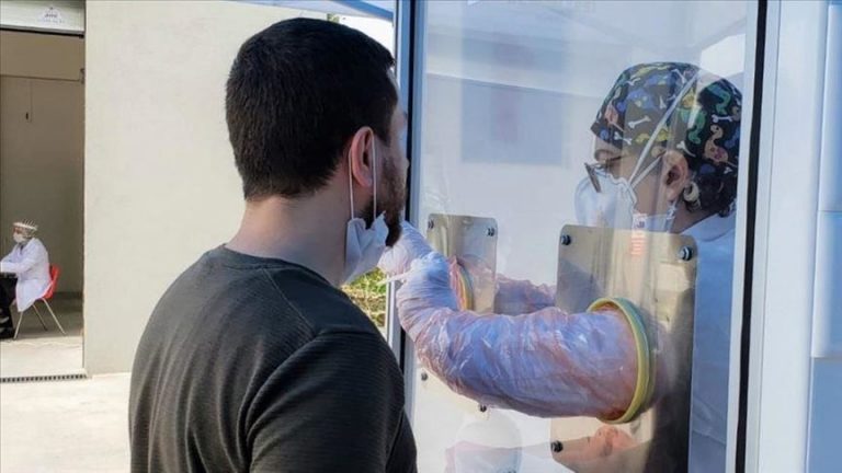 Li Tirkiyê û Bakurê Kurdistanê di heyma rojekê de 21 kesan bi vîrusa koronayê canê xwe ji dest dan û 988 kes jî bi koronayê ketin. Wezîrê Tendirustiya Tirkiyê Fahrettîn Koca, li ser hesabê xwe ya Twîtterê, dawîn amarên qurbanî û pêketina bi vîrusa koronaya nû COVID-19 aşkere kirin. Li gor zanyariyên ku Fahrettîn Koca belav kirine, di maweyê 24 demjimêran de 21 kesan bi COVID-19ê canê xwe ji dest dan û 988 jî bi wê vîrusê ketin û 926 kes jî baş bûn. Li gel dawîn amaran, hejmara pêketiyên koronayê li Tirkiyê û Bakurê Kurdistanê gihişt 167 hezar û 410 kesan û hejmara qurbaniyên koronayê jî gihişt 4 hezar û 630 kesan. Li gor daxuyaniya Koca heta niha 131 hezar û 778 nexweşên koronayê piştî wergirtina çareseriya pizîşkî baş bûne. Herwiha li Tirkiyê û Bakurê Kurdistanê 602 ji nexweşên COVID-19 jî li nexweşxaneyan di jêr çavdêriya hûr de ne.