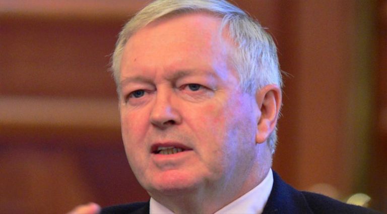 Dîplomatê Brîtanî bi sîxuriya Çînê hate tawanbar kirin