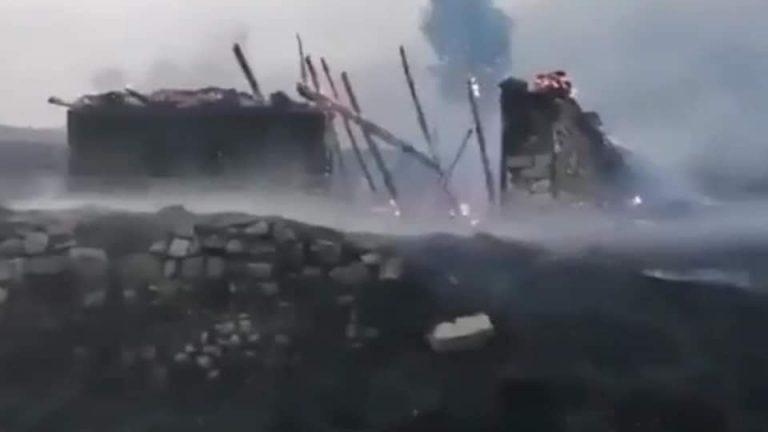 Bi sedema PKK ê gundekê Dihokê bi temametî tê şewtandin