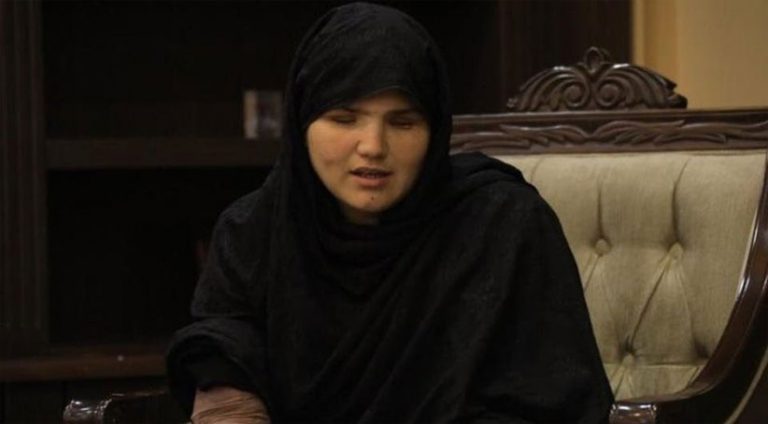 Bavê wê kêr li çavên wê daye