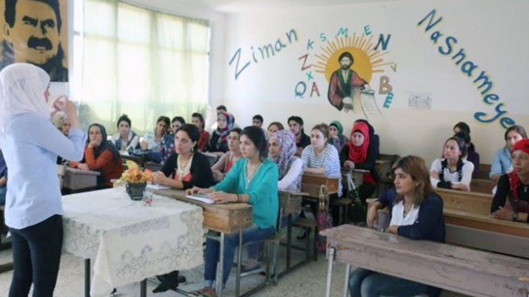 Rijêma Sûriyê wê hemû dibistanên Rêveberiya Xweser bixe bin kontrola xwe