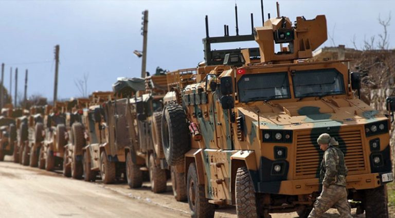 Tirkiyê karwaneke din ê leşkerî şand Sûriyê Artêşa Tirkiyê ji bo avakirina xalên nû yên leşkerî, karwaneke ji 30 wesayîtan pêk dihat derbasî nav sînorên parêzgeha Idlib a Sûriyê kir. Çavdêriya Mafên Mirovan li Sûriyê (SOHR) ragihand ku duh artêşa Tirkiyê 30 wesayîtên din ên leşkerî û lojistîk ji dergehê Kerfer Losîn derbasî Idlibê kirin. SOHRê daye xuyakirin ku ew karwanên leşkerî yên artêşa Tirk, li herêma bêçek û li ser rêya M4 têne belavkirin. Li gorî amarên SOHRê tomar kirine, heta niha Tirkiyê 7 hezar û 545 wesayîtên leşkerî şandine herêmê.