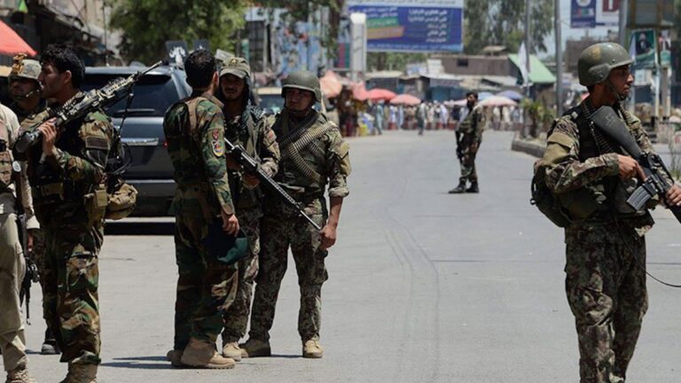12 polîs hatin kuştin, 7 jî birîndar bûn