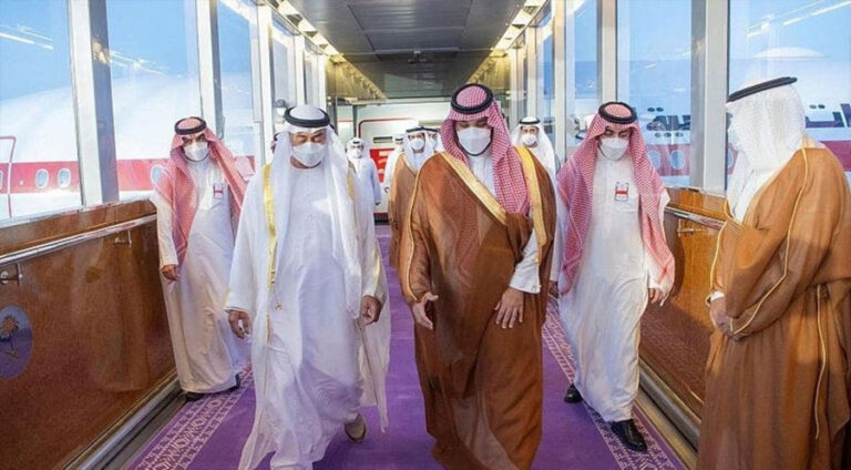 Çima Erebistana Sûdî di merasîmên pêşwazîkirinê yên fermî de ferşên binefşî bikar tîne?