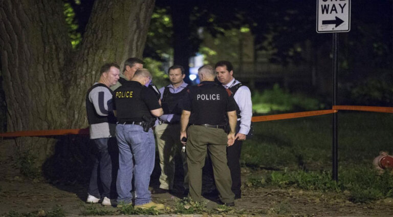 Zaroyek du salî bi çeka ku di dolaba tenişta razanê de dît bav û dayikên xwe gulebaran kirin