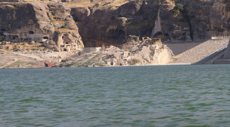 Ava Heskîfê kêm bû, avahiyên dîrokî xuya kirin