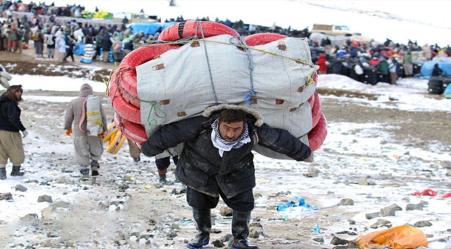 Kolberê Kurd di bin barê xwe de can da