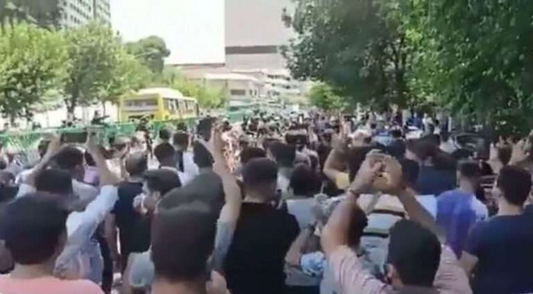 Bi dirûşma "Mirin ji dîktator re" li Îranê xwepêşandan didomin