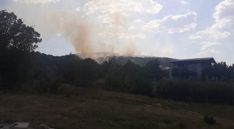 Daristaneke Licê zêdeyî rojek e dişewite