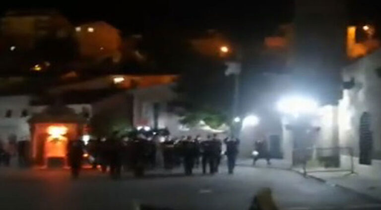 Li Bêdlîsê polîsan êrîşî dikandaran kirin: Herî kêm 70 kes hatin desteserkirin