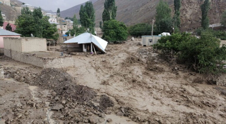 Li hin deverên navçeya Elbak a bajarê Wanê dîsa lehî rabû