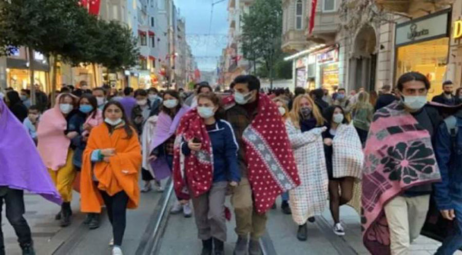 Li Taksîmê xwendekar bi betaniyên xwe meşiyan