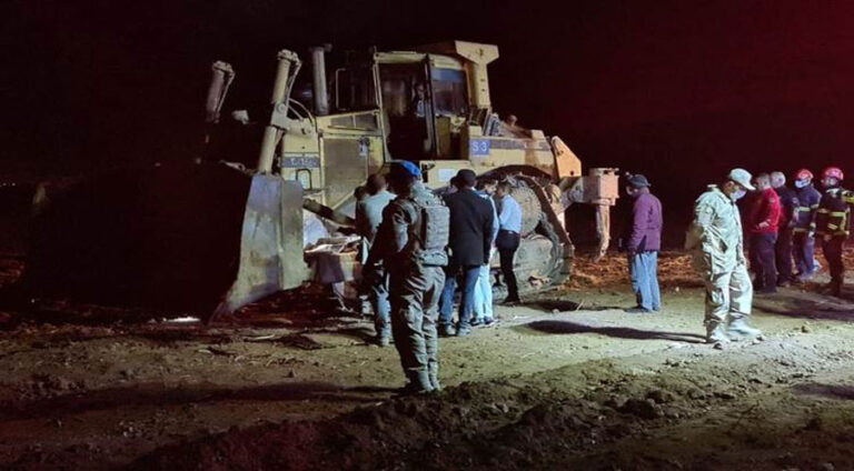 Li Rihayê karkerek di bin makîneya kar de ma û can da