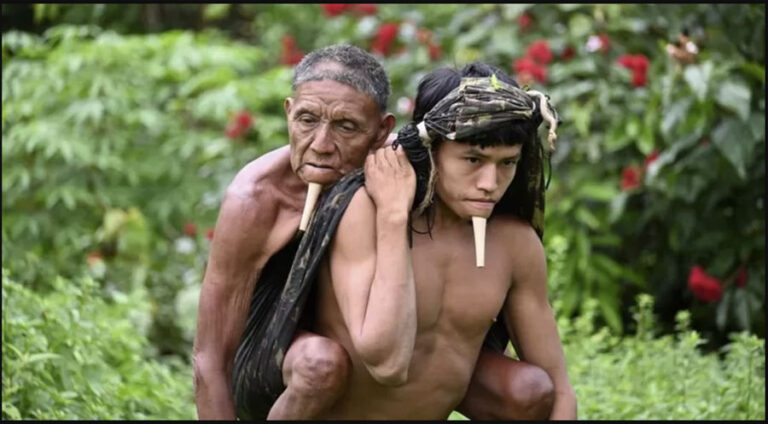 Zarokê ku bavê xwe şeş saetan ji bo vaksînê hilda ser milê xwe