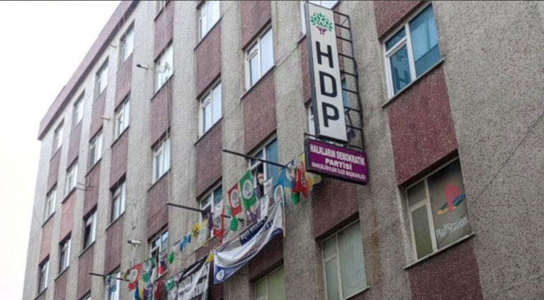 Kesê êrîşî avahiya HDPê kiribû bi biryara dadgehê hat berdan