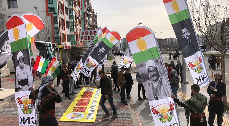 Ciwanên Bakurê Kurdistanê di Newrozê de kolan û meydan bi al û sembilên netewî xemilandin