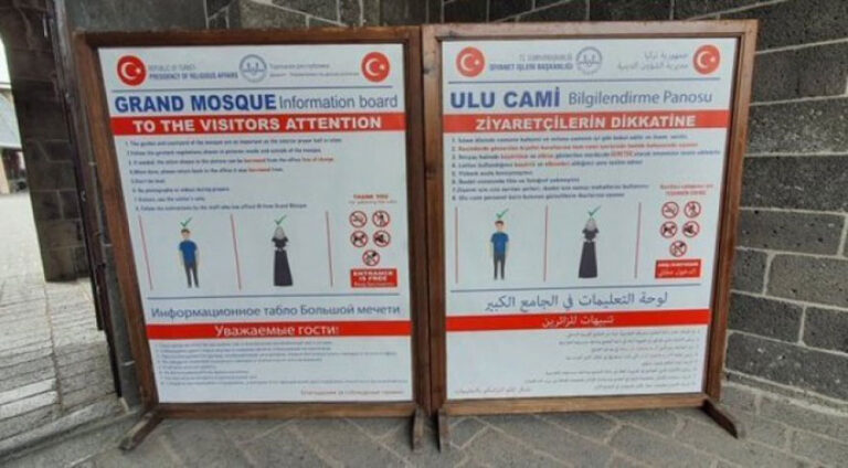 Li Mizgefta Mezin a Amedê tabloya bi çar zimanan: Kurdî di nav de nîne