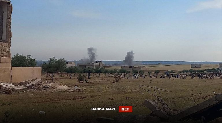 Hêzên Tirkiyê gundên Kobanî û Şehbayê topbaran kirin Artêşa Tirkiyê û komên çekdar ên ser bi wî welatî li bakurê Sûriyê, gundên herdu herêmên Kobanî û Şehbayê yên ser bi Rêveberiya Xweser a Rojavayê Kurdistanê ve bi dijwarî topbaran kirin. Hêzên Tirkiyê roja Çarşembê 18ê Gulanê herdû gundên Zor Mixar û Şiyûxa Jêrîn li rojhilatê bajarê Kobanî yê Rojavayê Kurdistanê topbaran kirine. Li gor çavkaniyên xwecihî, topbarankirina wan gundan heta derengiya şeva derbasbûyî berdewam bûye, lê derbarê ziyanan de heta niha ti zanyarî nehatine belavkirin. Roja 15ê Gulanê jî, hêzên Tirkiyê herdu gundên Zor Mixar û Borazê li rojhilatê Kobanî topbaran kiribûn. Li aliyekê din, herêma Şehbayê li bakurê bajarê Helebê jî hat topbarankirin. Medyaya nêzîkî Rêveberiya Xweser belav kiriye, artêşa Tirkiyê û komên çekdar ên ser bi wî welatî ve gundên Dêr Cemal û Kefir Naya li herêma Şehbayê dane ber topan. Di encama topbarana li ser wan gundan de zirarên zêde gihîştine mal û milkên welatiyan. Di demên dawiyê de topbarankirina gundewarê Şehbayê gelekî zêde bûye, roja 17ê Gulanê jî droneke Tirkiyê avahiyek li bajarokê Til Rifetê li bakurê Helebê kiribû armanc. Roja 17ê Gulanê di encama topbarana dijwar a Tirkiyê de bo ser gundewarê bajarokê Eyn Îsa li Rojavayê Kurdistanê, 5 kes birîndar bûbûn ku yek ji wan jin û çar jî zarok bûn.