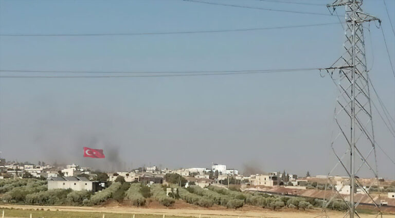 Hejmareke rokêtan bi baregeheke Tirkiyê li Ezazê ketin