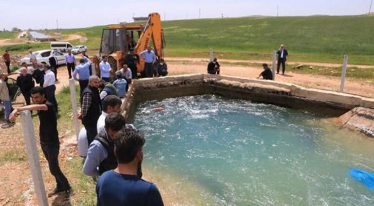 Li Rihayê xortek di nav avê de xeniqî