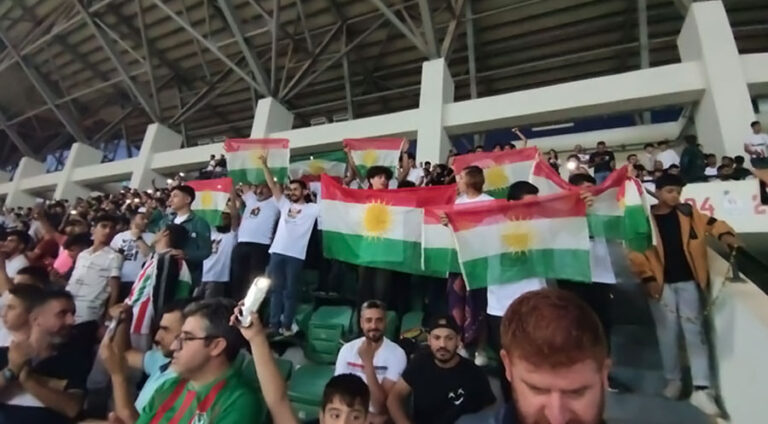Ciwanên di lîstika li Diyarbekirê de ala Kurdistanê bilind kiribûn hatin binçavkirin