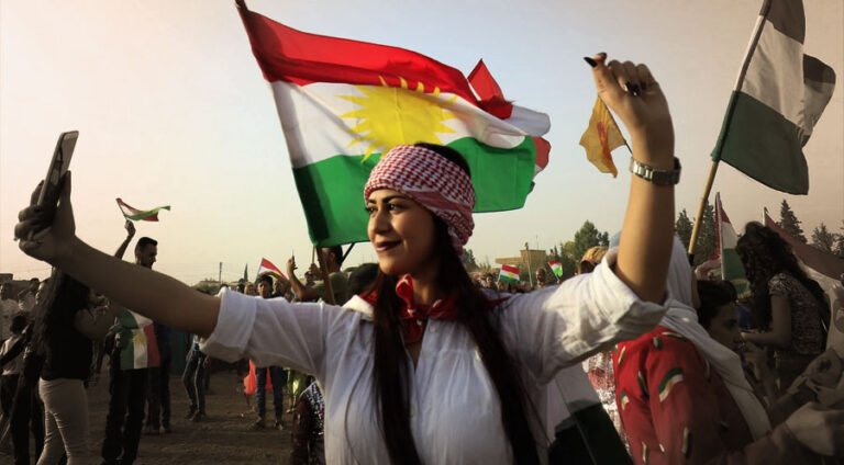 Kurdistan salvegera pêncemîn a referanduma serxwebûnê bi bîr tîne Îro pêncemîn salvegera referanduma serxwebûna Kurdistanê ye, biryar e jî di vê bîranînê de çalakiyên curbicur li bajar û bajarokên Herêma Kurdistanê werin kirin. Roja 7ê Hezîrana 2017an, nûnerên partiyên siyasî yên di nava Parlamentoya Kurdistanê de û bi amadebûna Serok Barzanî, Cîgirê Serokê Herêma Kurdistanê, Serokwezîr û Serokê Komisyona Bilind a Hilbijartinên Kurdistanê, biryara encamdana referandumê hate dayîn û Encûmena Bilind a Referandumê hat pêkanîn û her yek ji nûnerên Partiya Demokrat a Kurdistanê (PDK), Yekîtiya Niştimanî ya Kurdistanê (YNK), Yekgirtûya Îslamî, Tevgera Îslamî, Partiya Zehmetkêşan, Hizba Şiyoî û Partiya Sosyalist di wê encûmenê de beşdar bûn. Her di wê civînê de, roja 25ê Îlona 2017an wek roja encamdana referandumê li Herêma Kurdistanê û navçeyên Kurdistanî yên li derveyî îdareya Herêma Kurdistanê hat diyarkirin û tevahiya partî û aliyên siyasî razemendiya xwe li ser encamdana referandumê nîşan dan. 10 rojan berî encamdana referandumê û di 15ê Îlona 2017an de, Parlamentoya Kurdistanê bi piraniya dengan birêveçûna referandumê pesend kir, Komisyona Bilind a Rapirsî û Hilbijartinan serperiştiya birêveçûna referanduma serxwebûnê kir. Biryara encamdana referandumê, qonaxeke din a giring a xebat û qurbanîdana gelê Kurdistanê bû, bi taybet ku tevahiya aliyan piştgiriya temam lê kirin û soz dan ku bi hemû karînên xwe kar ji bo serxistina proseya referandumê bikin. Giringiya zêdetir a biryara encamdana referandumê di wê derket ku ne tenê li Herêma Kurdistanê, lê belê li navçeyên Kurdistanî yên li derveyî îdareya Herêma Kurdistanê bê kirin. Ev referandum jî bi piştbestina bi binemayên mafê çarenivîsî ya gelan e ku mafekî rewa ye û ji aliyê Komeleya Giştî ya Netewên Yekgirtî ve hatiye naskirin û Herêma Kurdistanê jî hemû taybetmendiyên wê yên wek xak, ziman, kultur û dîrok hene ku biryarê li ser çarenivîs û pêşeroja xwe bide. Roja 25ê Îlona 2017an bi rêberiya Serok Barzanî, gelê Kurdistanê referanduma serxwebûnê encam da û %93 dengê "Belê" dan, her çiqas bûyerên piştî referandumê, serxwebûna gelê Kurdistanê paş xist jî, lê ev daxwaz heta niha di dil û derûna hemû Kurdan de zindî ye.