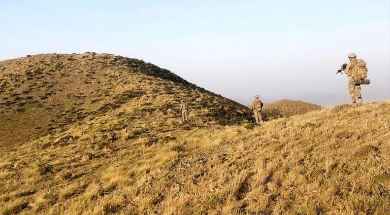 Artêşa Tirkiyê li Çelê operasyon dijî PKKê destpêkir Wezareta Navxwe ya Tirkiyê di daxuyaniyekê de ragihand, ku hêzên leşkerî yên wî welatî li sînorê parêzgeha Colemêrgê ya Bakurê Kurdistanê operasyoneke nû li dijî PKKê dane destpêkirin. Operasyonên artêşa Tirkiyê li navçe û parêzgehên cuda yên Bakurê Kurdistanê berdewam in. Li sînorê parêzgeha Colemêrgê, leşkerên Tirkiyê îro Pêncşembê 15ê Îlona 2022 dest bi operasyoneke nû bi navê “Eren Dorpêç-37” kirin. Wezareta Navxwe ya Tirkiyê bi daxuyaniyekê destpêkirina operasyona nû aşkere kir û diyar kir ku operasyon li navçeya Çelê ya Colemêrgê tê kirin. Li gor daxuyaniyê, operasyona li Çelê ya li dijî PKKê bi beşdarbûna 610 leşkerên ser bi Fermandariya Cendirme û cerdewanan ku ji 38 tîman pêk tê, destpê kiriye. Di roja ewil a operasyonê de hat diyarkirin ku leşkeran li Deşta Xanê depoyeke çek û cebilxane ya PKKê dîtine û dest bi ser de girtine. Têkildarî operasyona li Çelê û destbiserdegirtina depoyeke çek û cebilxaneyê de, PKKê hêj ti daxuyanî nedaye. Zêdeyî salekê ye ku hêzên Tirkiyê bi navê operasyonên “Eren” li navçeyên cuda yên parêzgehên Amed, Mêrdîn, Dêrsim, Şirnex, Colemêrg, Agirî, Bedlîs, Îdir, Qers, Erdexan û çend navçeyên din ên Bakurê Kurdistanê operasyonên nû li dijî PKKê destpê kirine.