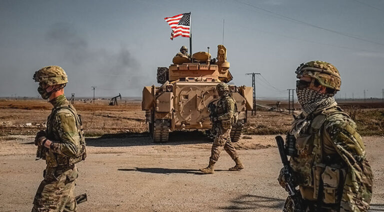 Baregeheke hêzên Amerîka li Rojavayê Kurdistanê rastî êrîşeke mûşekî hat Baregeheke hêzên Amerîkî ya li bajarokê Rimêlana Rojavayê Kurdistanê rastî êrişeke bi mûşekan hat. Fermandehiya Navendî ya Amerîkayê di daxuyaniyekê ragihand, şeva borî mûşekeke 107 mm li derveyî baregeha leşkerî ya Rimêlanê ketiye, bêyî ku ziyanên canî û madî bigihîne navendê û alavên leşkerî. Di daxuyaniyê de hat destnîşankirin, êrîş ji aliyekî nenas ve hatiye kirin, li cihê avêtina wê mûşekê, mûşekên din jî hatine dîtin û Fermandariya Navendî ya Amerîka jî lêkolînê li ser êrîşê dike. Ev yek piştî wê tê, berî du rojan di êrîşeke asmanî ya Amerîkî li ser gundekî di bin destê rêjîma Sûriyê de li bakurê rojhilatê Sûriyê, endamekî DAIŞê hat kuştin. Piştî wê bi çend demjimêran jî, di êrîşeke din a Amerîka de, 2 endamên din ên rêxistina terorê hatin kuştin. Hêzên Amerîkî yekem car di serdema kampanyaya rêveberiya Obama ya li dijî DAIŞê de, bi hevkarî ligel Hêzên Sûriyeya Demokratîk (HSD), li Rojavayê Kurdistanê û Sûriyê hatin bicihkirin. Niha nêzîkî 900 leşkerên Amerîkî li Sûriyê bicîh bûne. Washington her car komên çekdar ên ku Îran piştgiriya wan dike bi pêkanîna êrîşên li ser hêzên Amerîkî tawanbar dike.