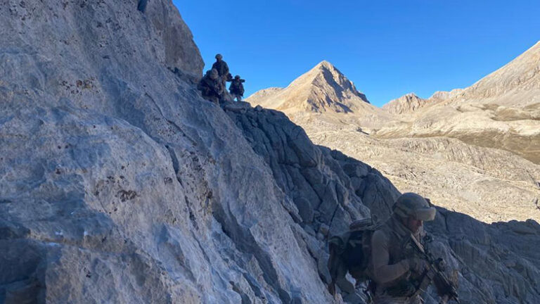 Arteşa Tirkiyê li Dêrsimê dest bi operasyoneke nû kir Arteşa Tirkiyê li Dêrsimê li dijî gerîlayên PKKyê dest bi operasyoneke nû kir. Li gorî daxuyaniya Wezareta Karên Navxwe ya Tirkiyê, li bejahiya çiyayên Mercanê yên navçeya Ovacika Dêrsimê, "Operasyona Erenê ya Pîşesazî ya Payîz Zivistan-4ê” li dijî PKKê hat destpêkirin. Li gor daxuyaniyê, 548 leşker, cendirme, polîsên tevgera taybet, komandoyên cendirme di operasyonê de ne.