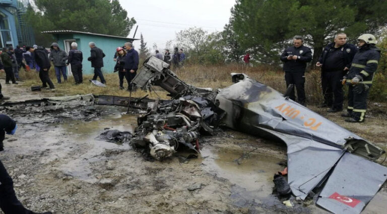 Li Tirkiyê balefirek biçûk ket û 2 kes mirin
