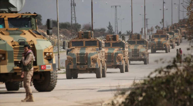 Ji Amerîkayê pêngavek nû ji bo Rojavayê Kurdistanê Artêşa Amerîkayê amadekariyan dike bo zêdekirina gerên hevbeş ên ligel Hêzên Sûriyeya Demokratîk (HSD) li navçeyên Rojavayê Kurdistanê û bakurê Sûriyê, ev jî di demekê de ye ku Tirkiye gefa êrîşeke bejayî bo ser navçeyê dixwe. Roja Çarşembê 7ê Kanûna 2022an, medyaya Amerîkayê ragihandiye ku sê berpirsên bilind ên Amerîkayê ku nexwestine navên xwe eşkere bikin, gotine eger heye Tirkiye gefên xwe bixe pratîkê, hêzê bişîne bakurê Sûriyê û ev yek jî metirsiyê bo ser serbazên Amerîkayê yên li wê navçeyê çêdike. Berdevkê Fermandariya Navendî ya Artêşa Amerîkayê (CENTCOM) Kolonel Joe Buccino, derbarê egera operasyona Tirkiyê li Sûriyê dibêje: “Em ji her kiryarekê nîgeran in ku dibe wan destkeftan bixin metirsiyê ku di warê asayîş û aramiya Sûriyê de hatine bidestxistin”. Berdevkê Fermandariya Navendî ya Artêşa Amerîkayê Kolonel Joe Buccino herwiha dibêje: “Em ji emniyeta HSDê nîgeran in, ku hevbeşê me yê naskirî û cihê baweriyê ye li wî cihê me piraniya serbazên xwe jê vekişandine”. Hefteya bihorî, piştî Tirkiyê êrîşî Rojavayê Kurdistanê û bakurê Sûriyê kir û hejmarek xelkê sivîl û serbazî bûn qurbanî, fermandarên serbazî yên Amerîkayê gerên hevbeş ên ligel HSDê kêm kiribûn. Lê piştî arambûna rewşê, berpirsên Amerîkayê amaje bi wê yekê dane ku serbazên Amerîkî û şervanên HSDê çend gerên hevbeş pêk anîne. Nêzîkî 900 serbazên Amerîkî li Sûriyê hatine bicîh kirin û piraniya wan ligel şervanên HSDê bingehên wan ên hevbeş hene.