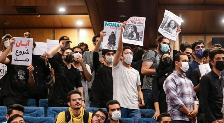 Daily Mail: Rejîma Îranê kontrola zanîngehan ji dest daye