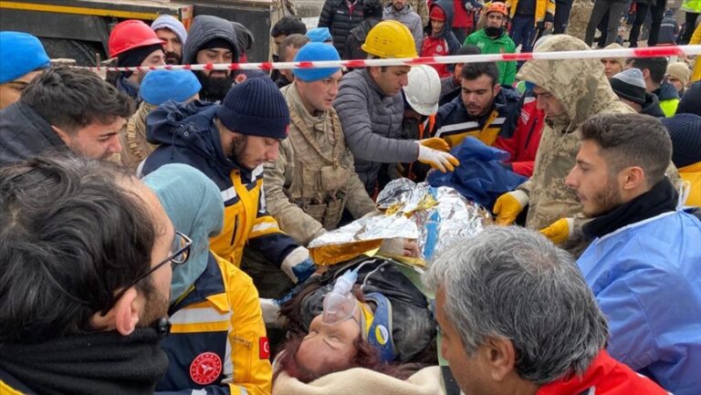 Li Amedê ji binê avahiya kavilbûyî nêzî 31 saet şûnda jinek hat xelaskirin