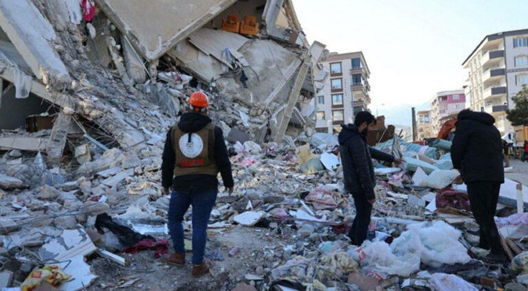 Tîmên Dezgeha Xêrxwazî ya Barzanî alîkariya ziyandîtiyên erdhejê dikin