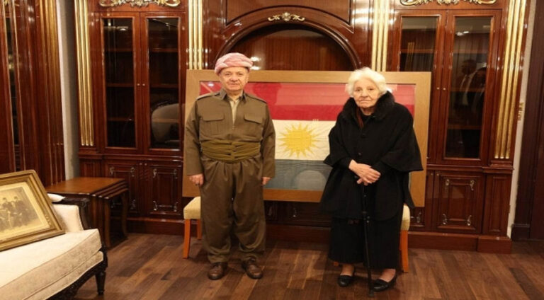 Sînemxan Bedirxan Ala Kurdistanê ya bapîrê wê neqişandibû teslîmî Serok Barzanî kir