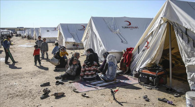 Heyva Sor a Tirkiyê çadiran difroşe mexdûrên erdhejê