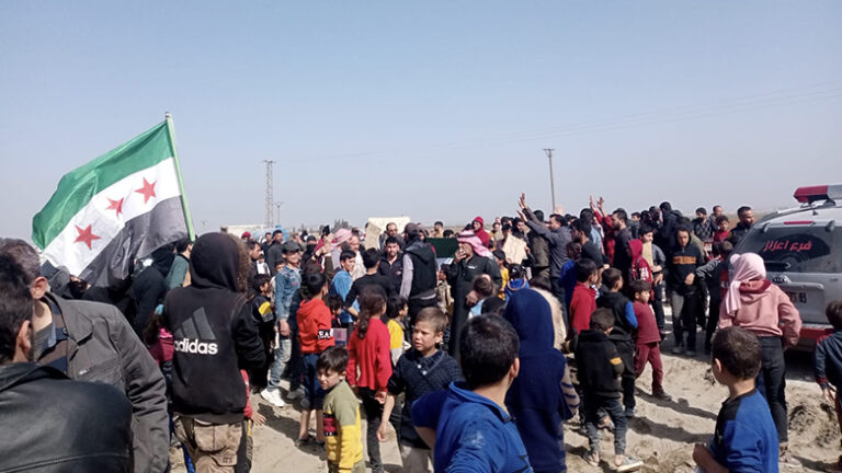 “Ziyandîtiyên erdhejê AFADê bi astengkirina ketina alikariyan tawanbar dikin”