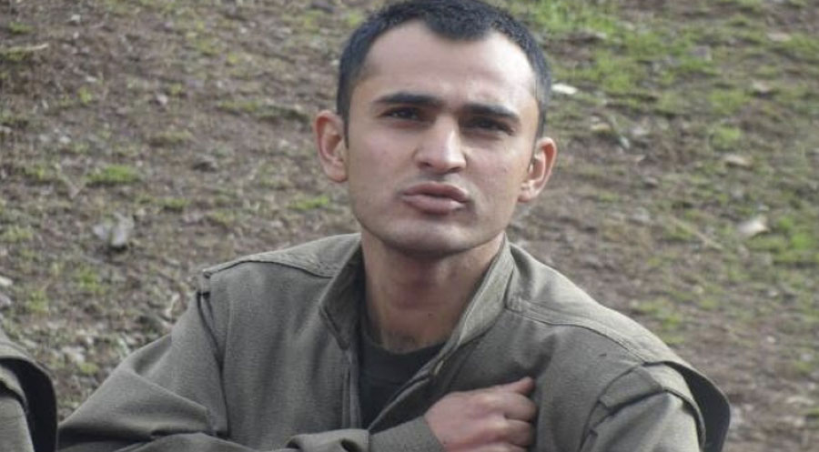 Malbata gerîlayekî PKKê yê ku jiyana xwe ji dest daye, nûnerên PKKê ji mala wan derdixin
