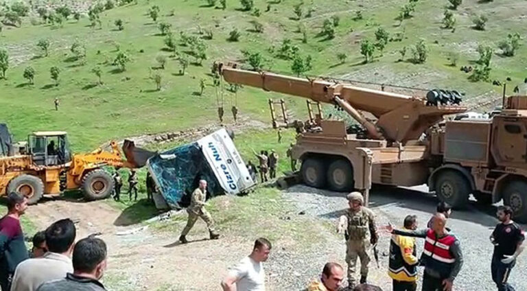 Li Şirnexê otobusa leşkeran wergeriya: 2 mirî, 45 birîndar