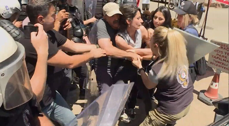 Li Dêrsimê endamên Komeleya Mafên Mirovan hatin binçavkirin Li Dêrsîmê dema ku endamên Komeleya Mafên Mirovan xwestin çalakiyekê li dar bixin rastî astengiya hêzên ewlekariyê hatin û di encamê de endam hem rastî tundiyê hatin û hem jî ji aliyên hêzên ewlekariyê ve hatin binçavkirin. Endamên Komeleya Mafên Mirovan li Dêrsimê ji bo ku biryara Dadgeha Makezagonê ya derbarê xizmên serwindayan de were cîbicîkirin xwestin heta Qada Seyid Riza bimeşin û li vê derê daxuyaniyekê bidin. Lê hêzên ewlekariyê bi sedema ku ji bo çalakiyê destur nehatiye xwestin girseya ku dixwest bimeşe dorpêç kir û paşê beşdarên çalakiyê hatin girtin. Di encamê de Hevserokên Komeleya Mafên Mirovan a Şaxa Dêrsimê Gonul Sonbahar û Gurbuz Solmaz hatin binçavkirin û her wiha Kuba Oktay û Huseyîn Yaşar jî hatin binçavkirin. Beşdarên çalakiyê amaje kirin ku xwenîşandan û daxuyanî mafekî destûrî ye û nabe rê li ber were girtin û armanca çalakiyê jî ew e ku qedexekirina çalakiya dayîkên şemiyê ya Sitenbolê protesto bikin û ew qedexe were rakirin. Hat ragihandin ku dema binçavkirinê de rojnameger Hidir Yildiz jî rastî tundiyê hatiye û hêzên ewlekariyê rê nedane ku dîmenan bigire. Her wiha Parêzgeriya Dêrsimê jî bo 1 rojî qedexeya çalakiyan ragihand.