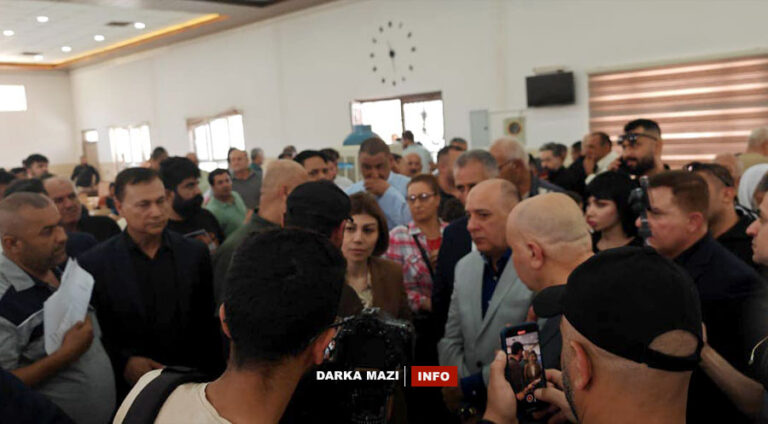 Fermandarekî heşda Şebî li Bertile çek bo wezîrê koç û koçberan kêşa