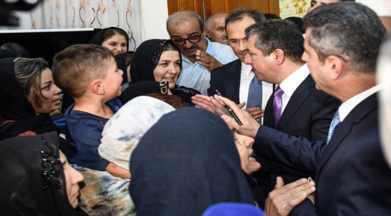 Serokwezîr Mesrûr Barzanî li Duhokê guhdariya daxwazên xelkê dike