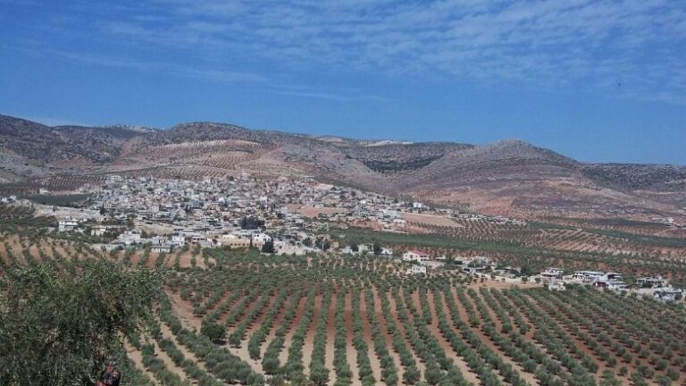 Li gundekî Efrînê komên çekdar li ser malên kurdan bi hev ketin