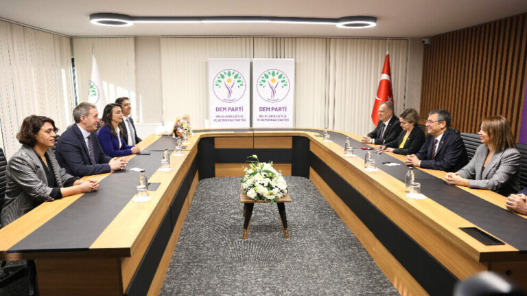 DEM Partî û CHP li ser pirsa hilbijartinên şaredariyan dicivin