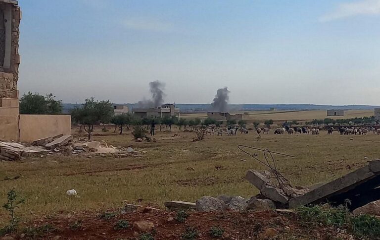 3 koçberên Efrînê li bakurê Helebê di topbarana çekdaran de birîndar bûn