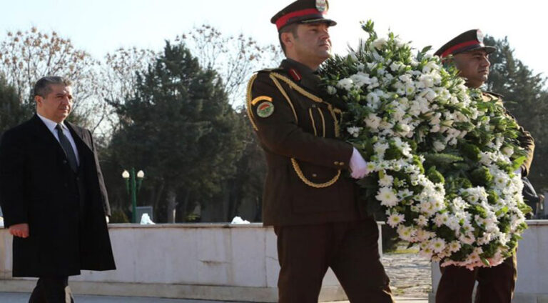Mesrûr Barzanî tacegulek li ser monomenta şehîdên 1ê Şibatê dana