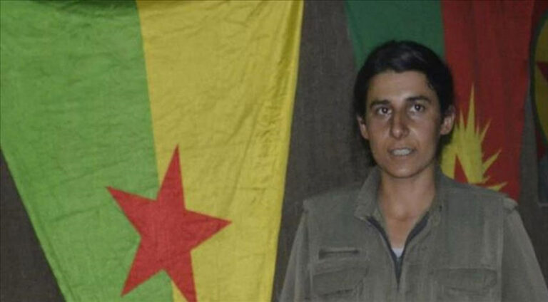 Tirkiyê kuştina berpirseka PKKê li Silêmaniyê ragehand Ajansa Anadolu ya fermî zimanê dewleta Tirkiyê, ragehand, Saziya Îstixbarata Mîlî ya Tirkiyê (MÎT)ê bi operasyonekî berpirsa PKK/KCKê ya rêxistina ciwanan Gulsun Silgir li Silêmaniyê ji kar xistiye. Li gor heman çavkaniyê ku nûçeya xwe spartiye jêderên ewlehiyê, MÎTê li çolterên Pênciwên a ser bi bajarê Silêmaniyê bi operasyonekî yek ji berpirsa rêxistinên ciwanan a PKKê ya bi navê Gulsun Silgir ku wek Sara Hogir Riha tê naskirin ji kar xistiye û di operasyona MÎTê de jiyana xwe ji dest daye. Hat ragehandin Gulsun Silgir an jî bi navê din Sara Hogir Riha ji sala 2011ê ve nav tevgera ciwanan a PKKê de cîh girtiye û beşdarî li çalakiyan kiriye û di xebatên xapandina ciwanan û tevlikirina rêxistinê de cîh girtiye û ji sala 2021ê heta naha jî li derdora Silêmaniyê beşdarî di karên rêxistinê de kiriye.